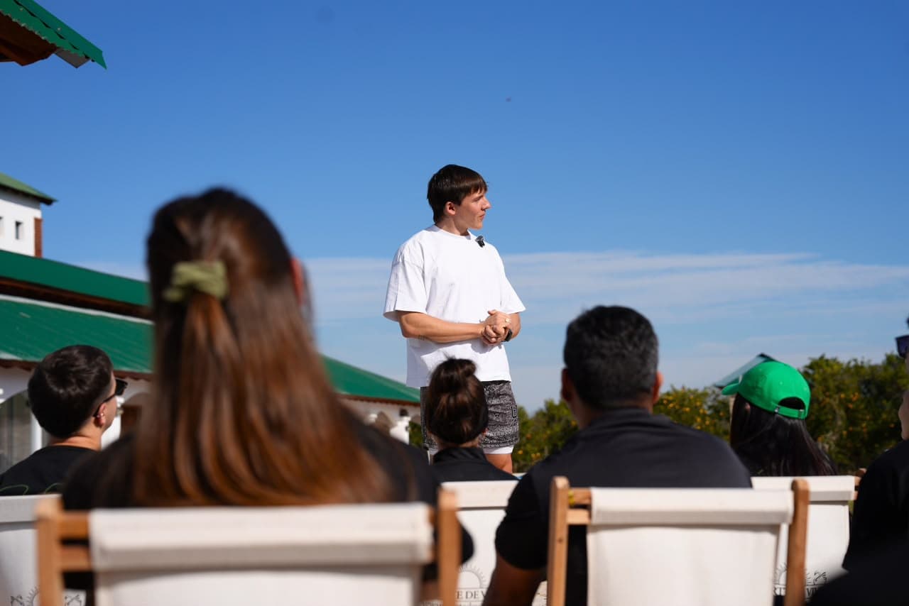 Hari dando una charla en un evento de bienestar